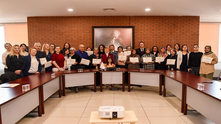 EVDE HASTA BAKIM E��T�M�NE KATILANLARA BELGELER� VER�LD�