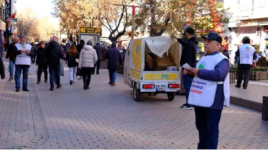 ESKEHR'DE EMEKLLER SESLERN DUYURMAYA ALIIYOR