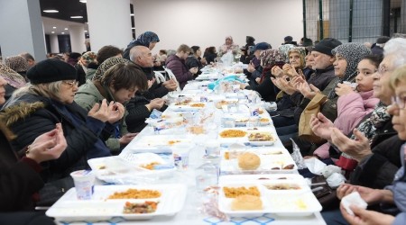 Odunpazar� Belediyesi�nden Ramazan�a anlaml� veda Son iftar Yenikent�te kuruldu