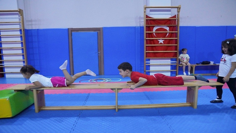 TEPEBA�I�NDA �OCUKLAR J�MNAST�K �LE GEL���YOR