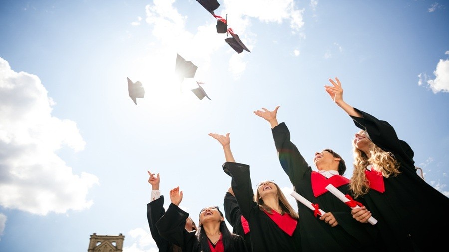 �N�VERS�TE S�RES�NDE DEVR�M. 3 YILA D���YOR