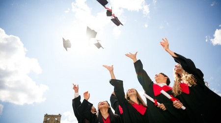 �N�VERS�TE S�RES�NDE DEVR�M. 3 YILA D���YOR