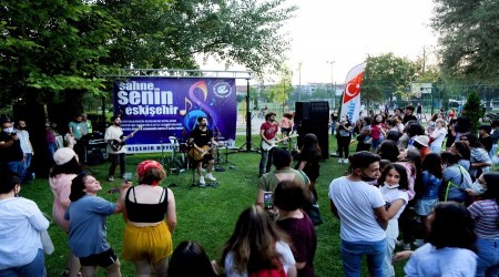 ESK��EH�R SOKAKLARI M�Z�KLE �ENLEN�YOR