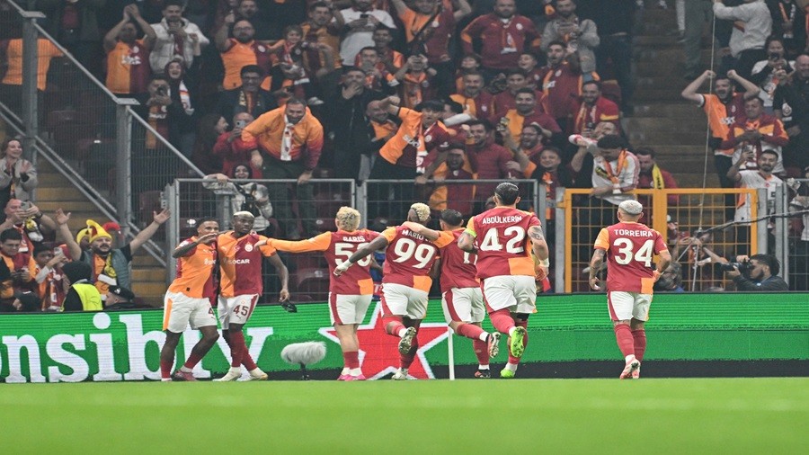 GALATASARAY AMPYONLAR LGNDE EVNDE YENLMYOR (3-1)