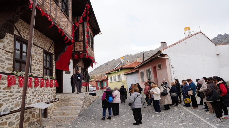 K�LT�R GEZ�LER�NDE DURAK S�VR�H�SAR