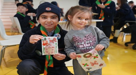 YEN� YIL D�LEKLER�N� KEND� HAZIRLADIKLARI KARTLARA  YAZDILAR