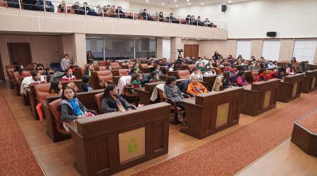 MECL�S SIRALARINA �OCUKLAR OTURDU