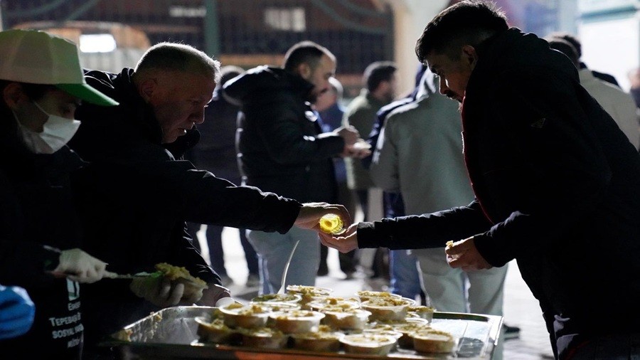 Tepeba�� Belediyesi�nden Kadir Gecesi�nde Helva �kram�