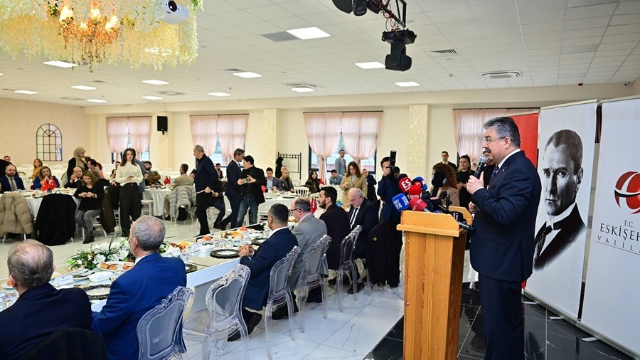 VAL� YILMAZ ESK��EH�R BASINIYLA KAHVALTIDA B�R ARAYA GELD�