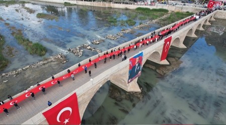 CUMHURİYETİN 102.YILINDA 102 METRE BAYRAKLA YÜRÜDÜLER