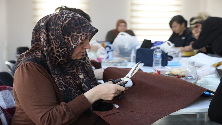 Odunpazar��nda kad�nlar bez bebek yap�m�n� ��reniyor