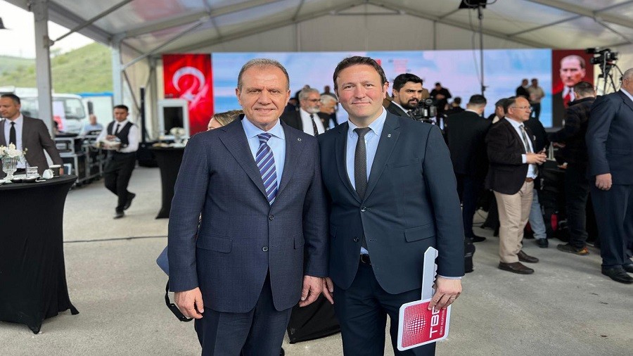 ANAHTARI BA�KAN YARDIMCISI TESL�M ALDI