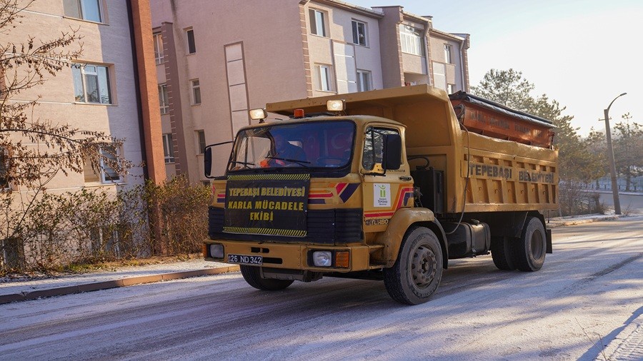 TEPEBAŞI’NDA BUZLANMAYA KARŞI ÇALIŞMALAR BAŞLADI