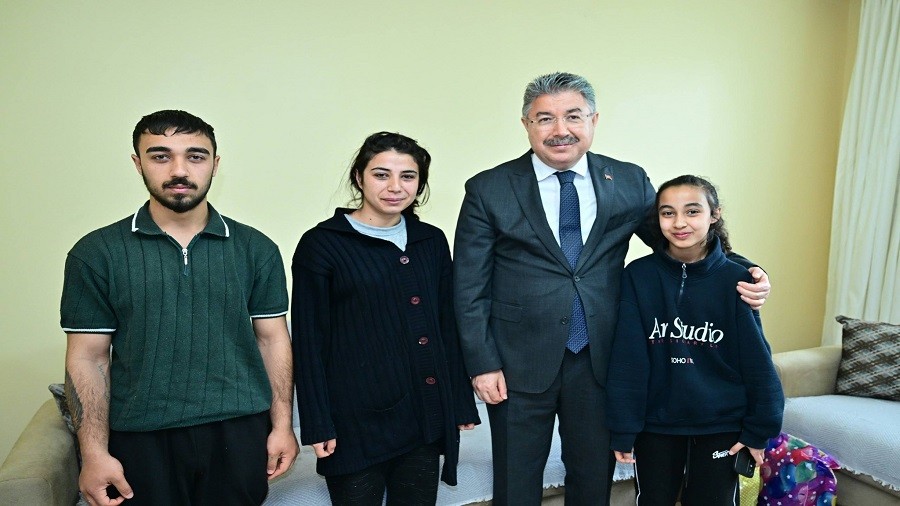 VAL� YILMAZ G�N�LLERE DOKUNUYOR