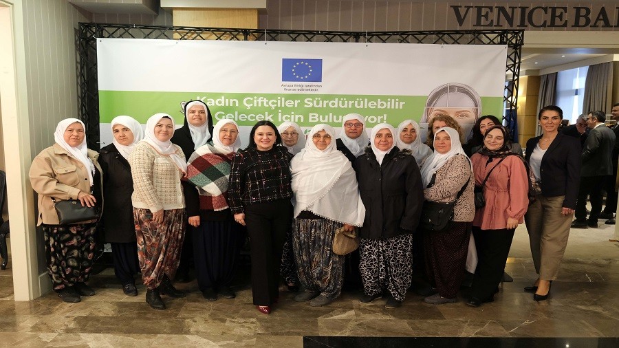 KADIN ��FT��LER S�RD�R�LEB�L�R GELECEK ���N B�R ARAYA GELD�