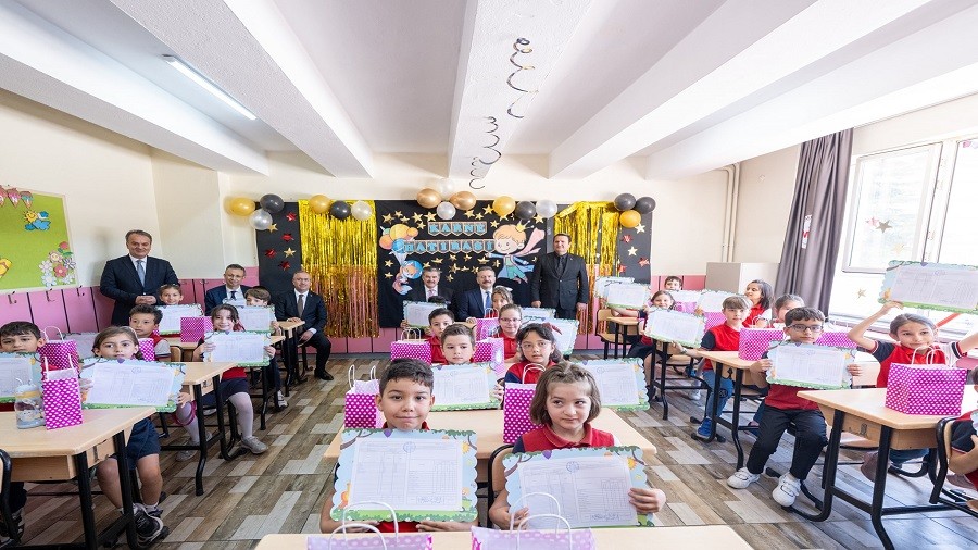 ÖĞRENCİLER KARNELERİNİ VALİ AMCALARINDAN ALDILAR