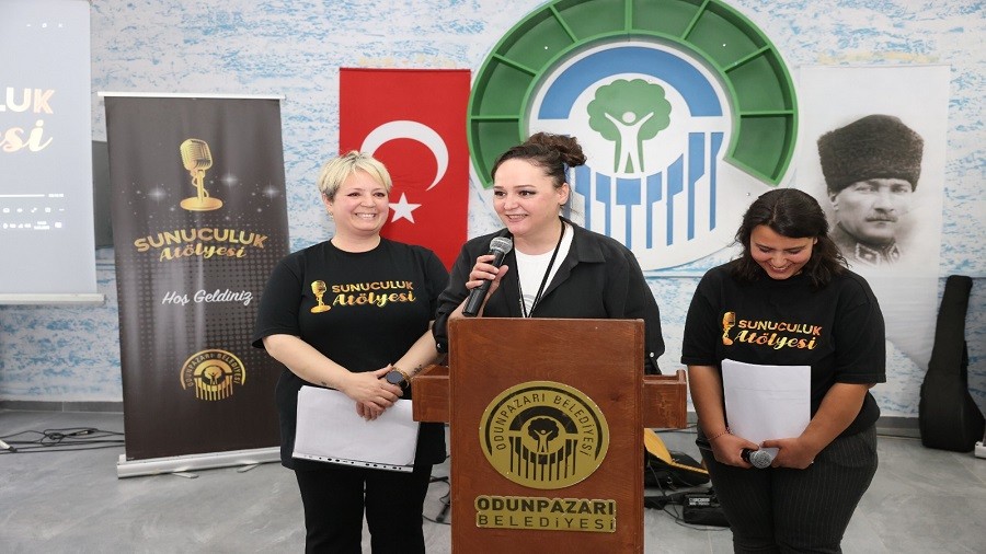 Odunpazar Belediyesi Sunuculuk Atlyesinden mezuniyet cokusu